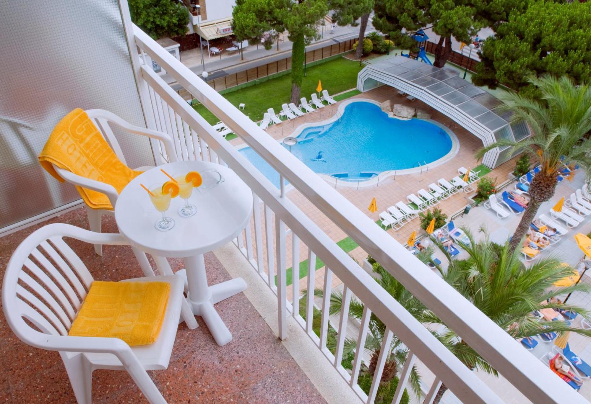 Chambre Double ou Lits Jumeaux Deluxe - Vue sur Piscine (2 Adultes + 1 Enfant)